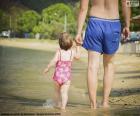 Πατέρας και κόρη στην παραλία